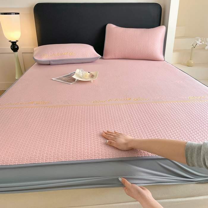 91家纺网 家纺一手货源 找家纺 欧邦 2025新款提花冰豆豆凉席三件套-幸运草 床笠款-幸运草-粉