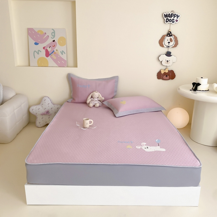 91家纺网 家纺一手货源 找家纺 由有家居 2025新款原创新品A类PE高凉感分子卡通毛巾绣豆豆凉席三件套 气球兔兔