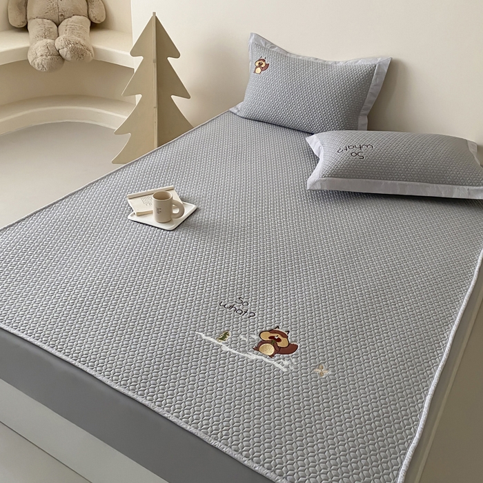 91家纺网 家纺一手货源 找家纺 由有家居 2025新款新品A类PE高凉感分子进口刺绣豆豆凉席三件套 巴拉宝宝