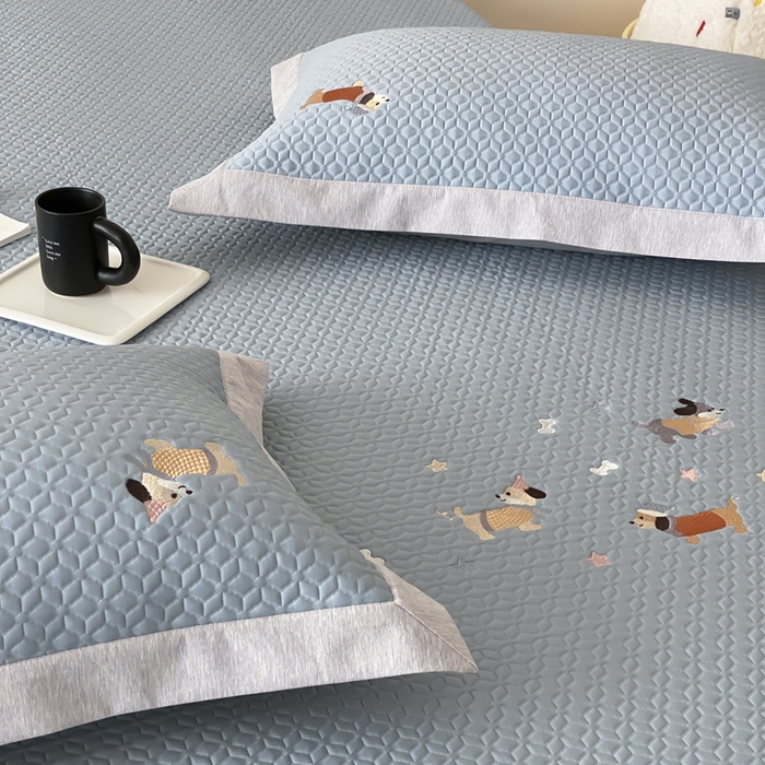 91家纺网 家纺一手货源 找家纺 由有家居 2025新款新品A类PE高凉感分子进口刺绣豆豆凉席三件套 汪汪聚会