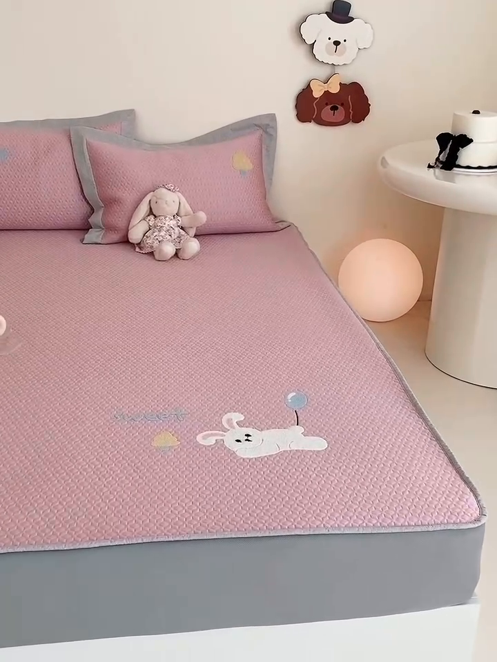 91家纺网 家纺一手货源 找家纺 由有家居 2025新款原创新品A类PE高凉感分子卡通毛巾绣豆豆凉席三件套 气球兔兔