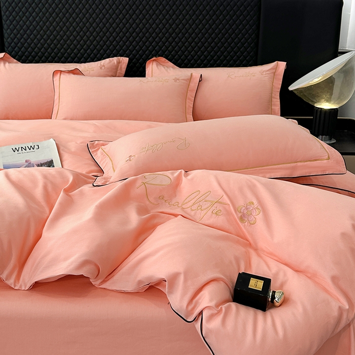 91家纺网 家纺一手货源 找家纺 宇彬家纺 2025新款13374全棉母婴级压线一字绣宽边枕套纯色刺绣四件套贡缎新疆长绒字母款-R款 R款-玉颜粉