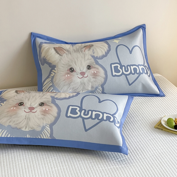 91家纺网 家纺一手货源 找家纺 安哆啦家纺 2025新款A类大版印花冰藤儿童幼儿园卡通萌宠系列凉席单枕套 小兔叽