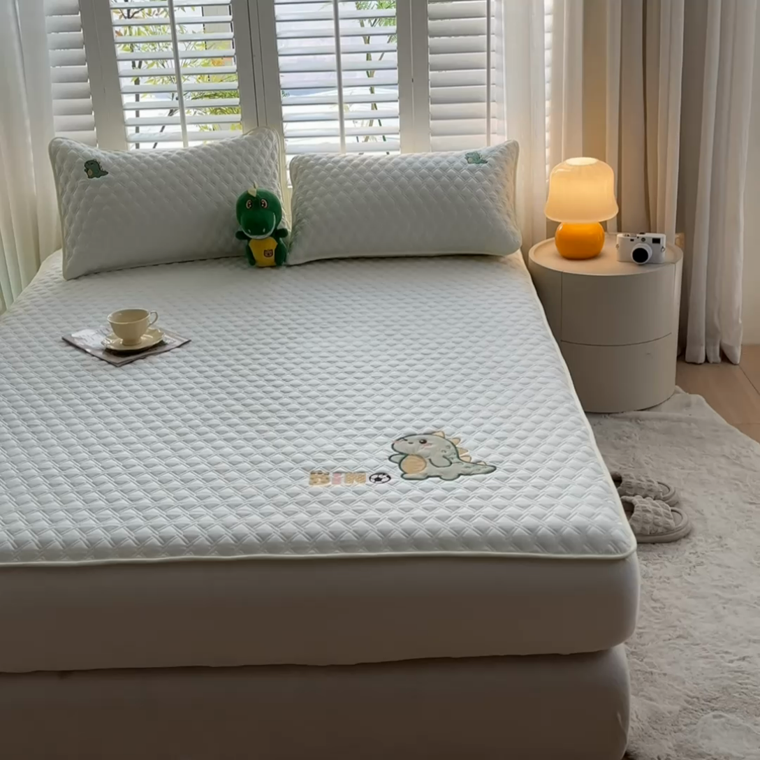 91家纺网 家纺一手货源 找家纺 万盛家纺 2025新款夹棉恐龙刺绣床笠 恐龙-菱形格 白