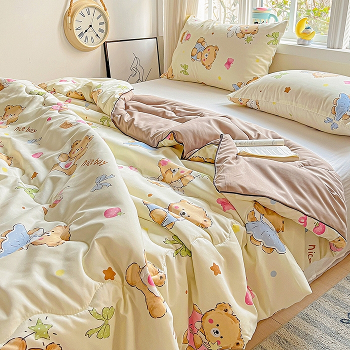 91家纺网 家纺一手货源 找家纺 玉海棠家纺 2025新款水洗皱皱纱印花夏被 被子被芯 草莓粉熊