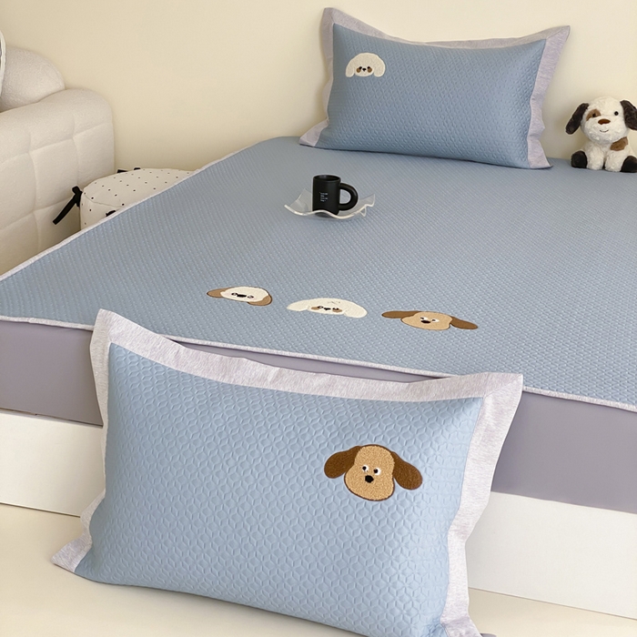 91家纺网 家纺一手货源 找家纺 由有家居 2025新款原创新品A类PE高凉感分子卡通毛巾绣豆豆凉席三件套 三个伙伴