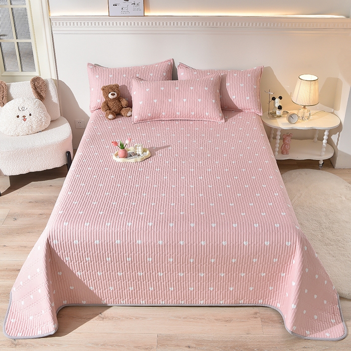 91家纺网 家纺一手货源 找家纺 床笠人家 2025新款亲肤双面磨毛夹棉床盖 爱心-粉