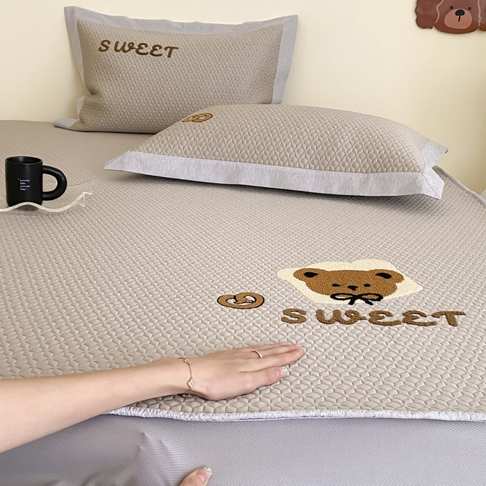 91家纺网 家纺一手货源 找家纺 由有家居 2025新款原创新品A类PE高凉感分子卡通毛巾绣豆豆凉席三件套 蛋糕熊