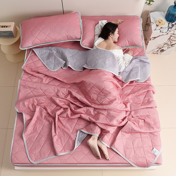 91家纺网 家纺一手货源 找家纺 2025新款清凉舒适凉感丝夏被四件套 豆沙