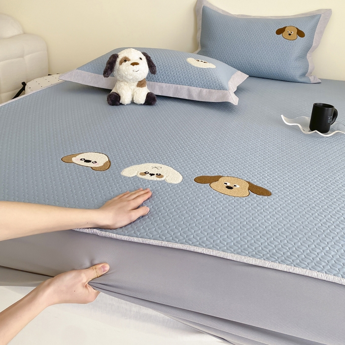 91家纺网 家纺一手货源 找家纺 由有家居 2025新款原创新品A类PE高凉感分子卡通毛巾绣豆豆凉席三件套 三个伙伴