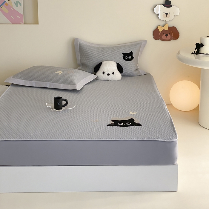 91家纺网 家纺一手货源 找家纺 由有家居 2025新款原创新品A类PE高凉感分子卡通毛巾绣豆豆凉席三件套 咖啡猫