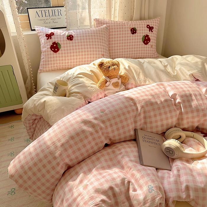 91家纺网 家纺一手货源 找家纺 澳梵家居 2025新款小清新全棉印花毛巾绣四件套 草莓星球