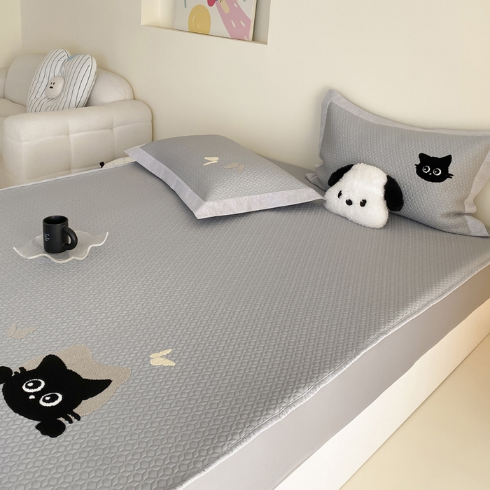 91家纺网 家纺一手货源 找家纺 由有家居 2025新款原创新品A类PE高凉感分子卡通毛巾绣豆豆凉席三件套 咖啡猫