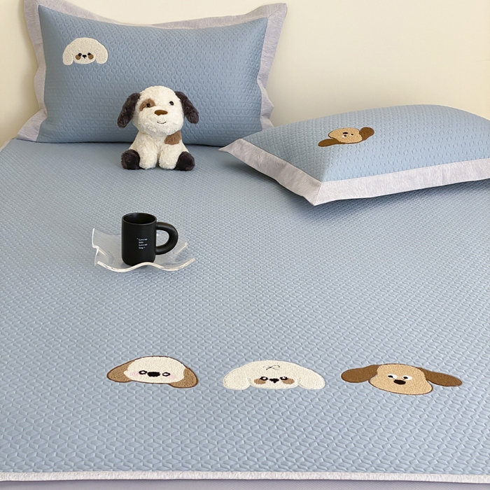 91家纺网 家纺一手货源 找家纺 由有家居 2025新款原创新品A类PE高凉感分子卡通毛巾绣豆豆凉席三件套 三个伙伴