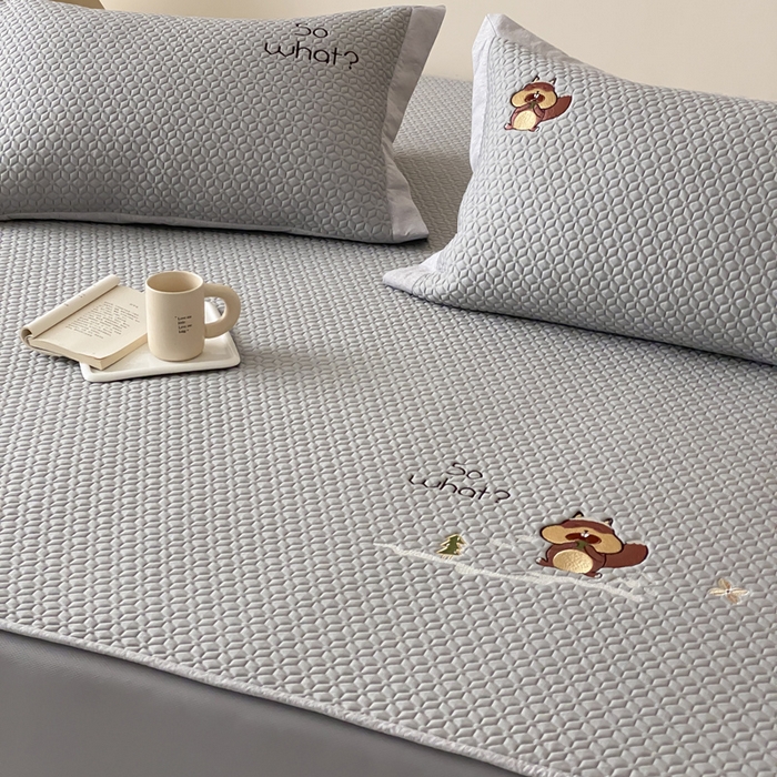 91家纺网 家纺一手货源 找家纺 由有家居 2025新款新品A类PE高凉感分子进口刺绣豆豆凉席三件套 巴拉宝宝