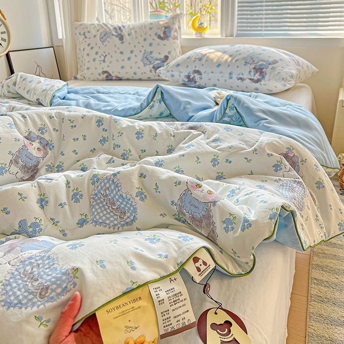 91家纺网 家纺一手货源 找家纺 玉海棠家纺 2025新款水洗皱皱纱印花夏被 被子被芯 豆奶泡泡猫