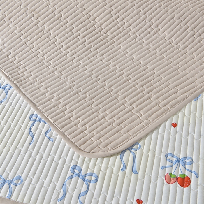 91家纺网 家纺一手货源 找家纺 床笠人家 2025新款亲肤双面磨毛夹棉床盖 草莓乐园