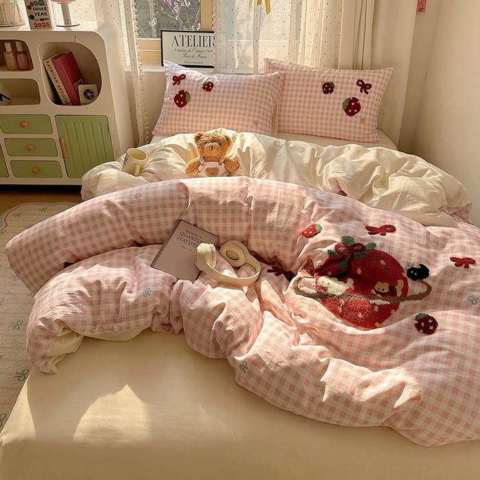 91家纺网 家纺一手货源 找家纺 澳梵家居 2025新款小清新全棉印花毛巾绣四件套 草莓星球