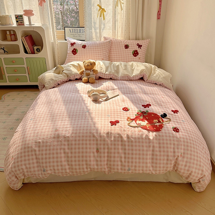 91家纺网 家纺一手货源 找家纺 澳梵家居 2025新款小清新全棉印花毛巾绣四件套 草莓星球