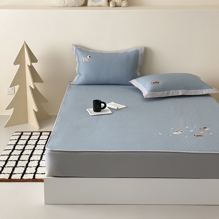 91家纺网 家纺一手货源 找家纺 由有家居 2025新款新品A类PE高凉感分子进口刺绣豆豆凉席三件套 汪汪聚会