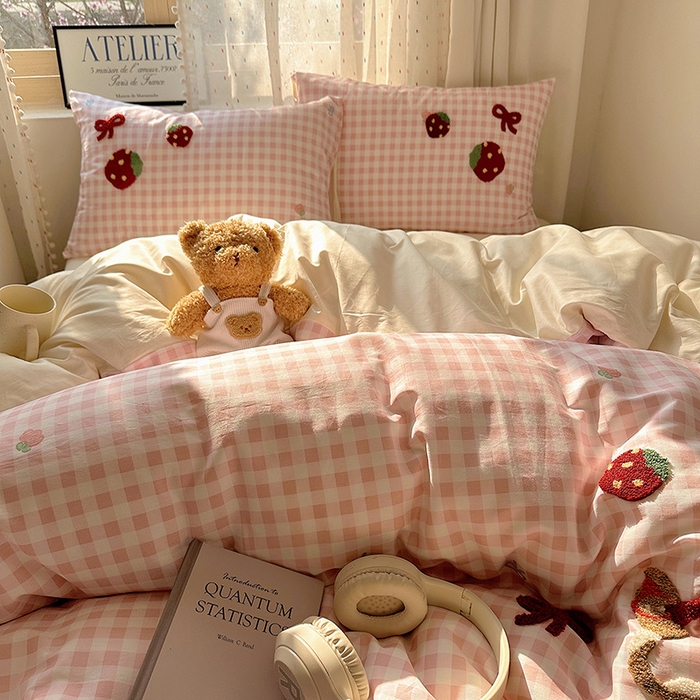 91家纺网 家纺一手货源 找家纺 澳梵家居 2025新款小清新全棉印花毛巾绣四件套 草莓星球