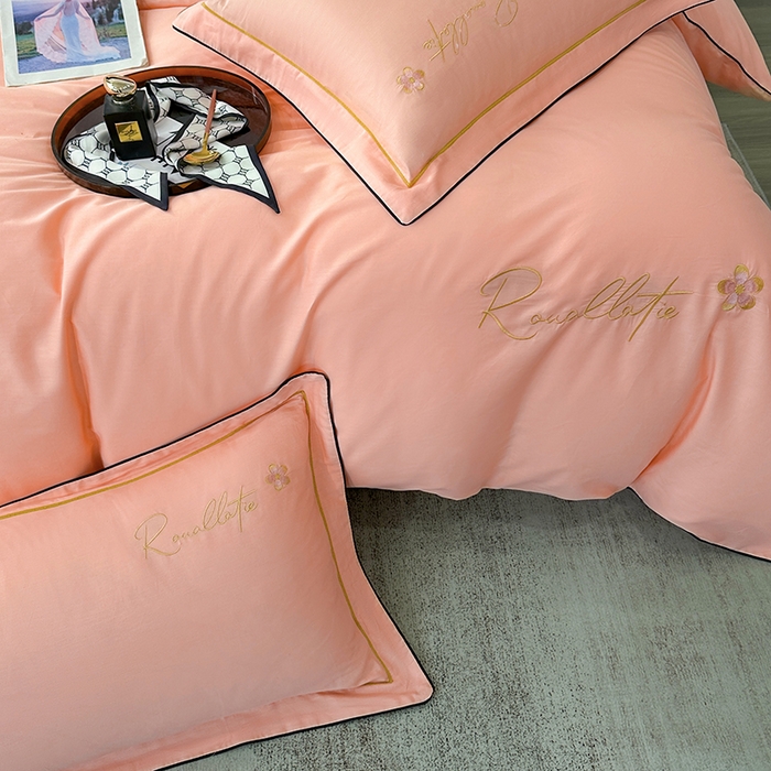 91家纺网 家纺一手货源 找家纺 宇彬家纺 2025新款13374全棉母婴级压线一字绣宽边枕套纯色刺绣四件套贡缎新疆长绒字母款-R款 R款-玉颜粉