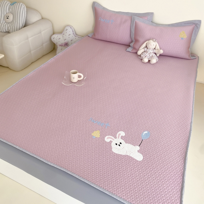 91家纺网 家纺一手货源 找家纺 由有家居 2025新款原创新品A类PE高凉感分子卡通毛巾绣豆豆凉席三件套 气球兔兔