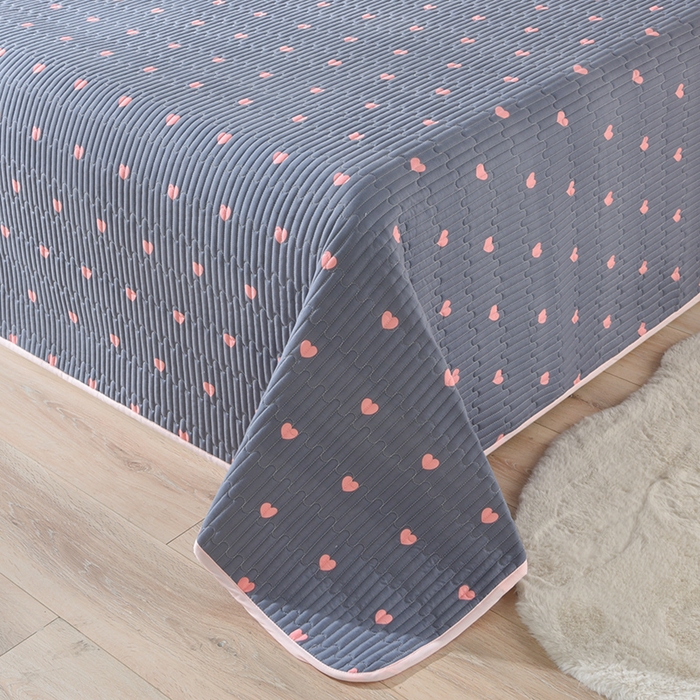 91家纺网 家纺一手货源 找家纺 床笠人家 2025新款亲肤双面磨毛夹棉床盖 爱心-灰