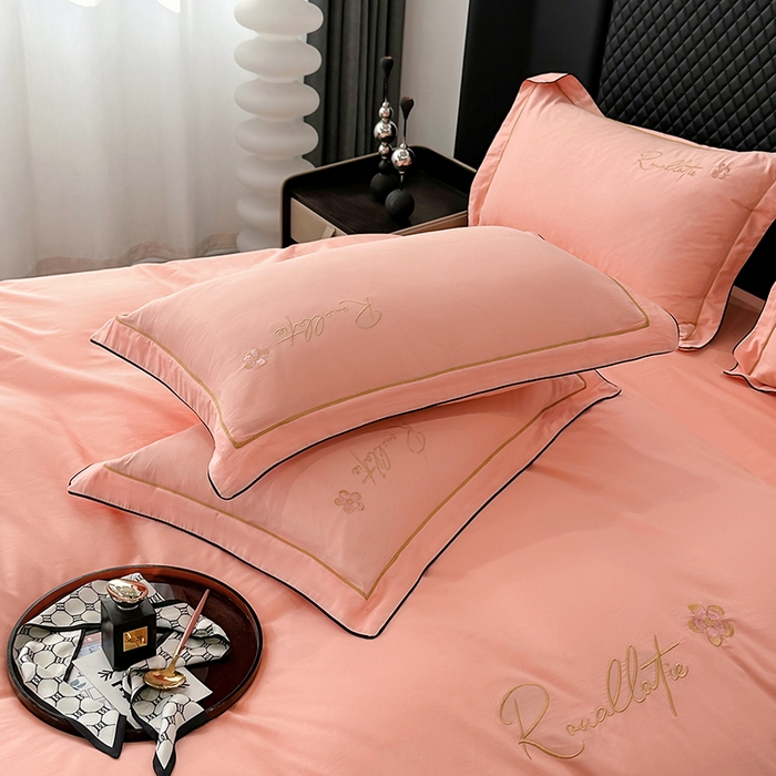 91家纺网 家纺一手货源 找家纺 宇彬家纺 2025新款13374全棉母婴级压线一字绣宽边枕套纯色刺绣四件套贡缎新疆长绒字母款-R款 R款-玉颜粉