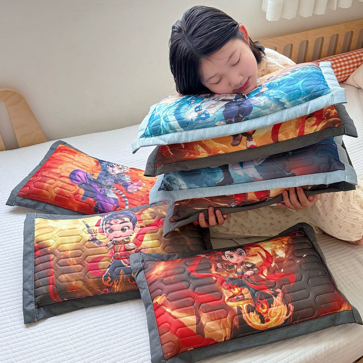 91家纺网 家纺一手货源 找家纺 （总）纽乐家纺 2025新款卡通5D数码印花哪吒周边儿童冰丝乳胶凉枕枕套枕芯