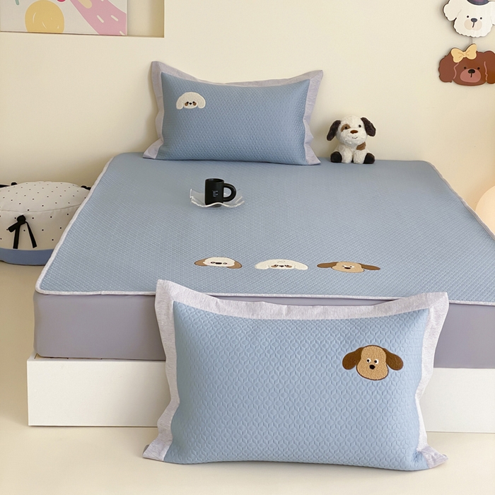 91家纺网 家纺一手货源 找家纺 由有家居 2025新款原创新品A类PE高凉感分子卡通毛巾绣豆豆凉席三件套 三个伙伴