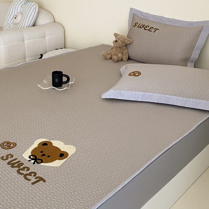 91家纺网 家纺一手货源 找家纺 （总）由有家居 2025新款原创新品A类PE高凉感分子卡通毛巾绣豆豆凉席三件套