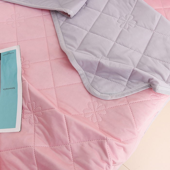 91家纺网 家纺一手货源 找家纺 2025新款清凉舒适凉感丝夏被四件套 樱桃粉