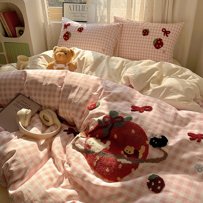 91家纺网 家纺一手货源 找家纺 澳梵家居 2025新款小清新全棉印花毛巾绣四件套 草莓星球