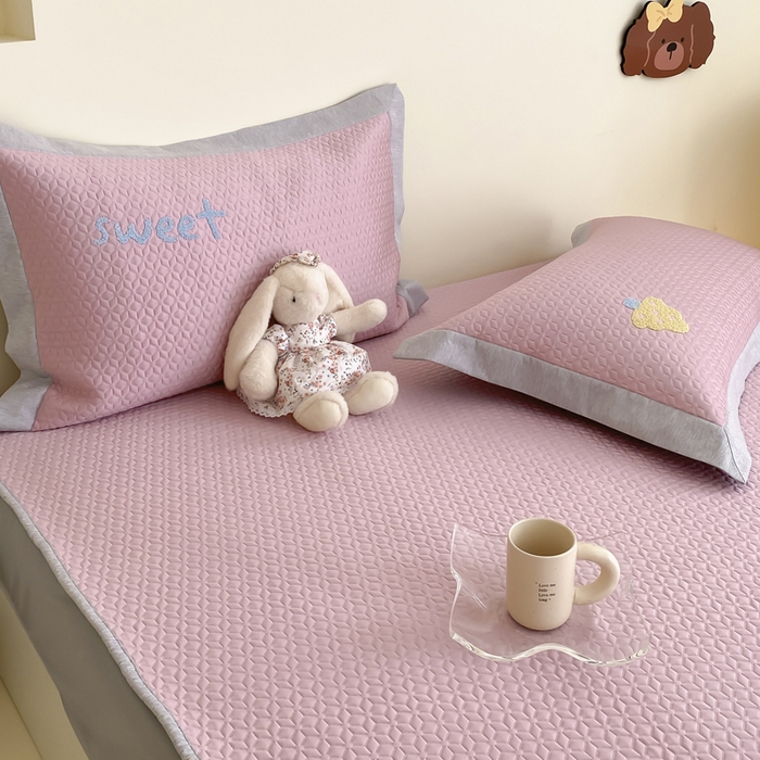 91家纺网 家纺一手货源 找家纺 由有家居 2025新款原创新品A类PE高凉感分子卡通毛巾绣豆豆凉席三件套 气球兔兔