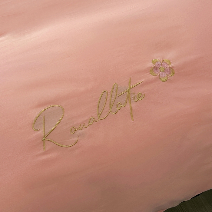 91家纺网 家纺一手货源 找家纺 宇彬家纺 2025新款13374全棉母婴级压线一字绣宽边枕套纯色刺绣四件套贡缎新疆长绒字母款-R款 R款-玉颜粉