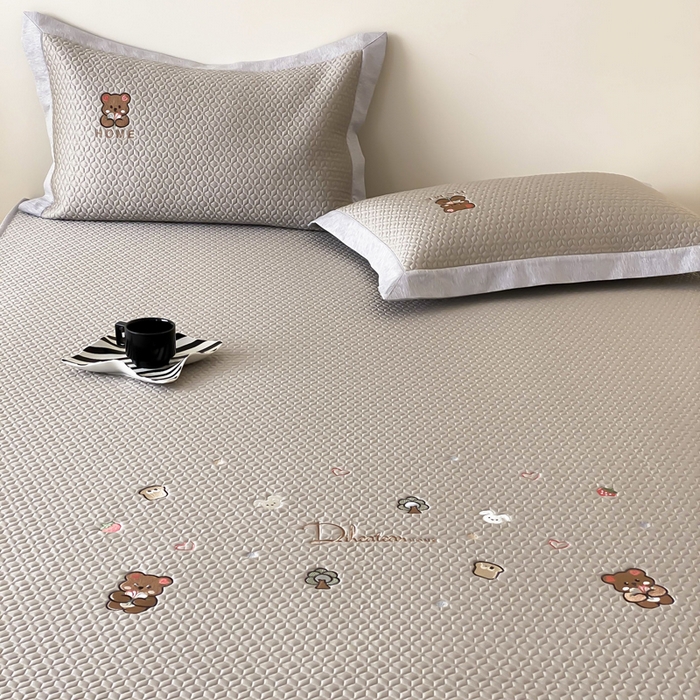 91家纺网 家纺一手货源 找家纺 由有家居 2025新款新品A类PE高凉感分子进口刺绣豆豆凉席三件套 欢乐颂