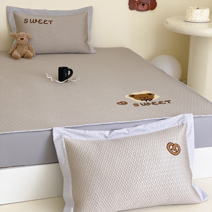 91家纺网 家纺一手货源 找家纺 由有家居 2025新款原创新品A类PE高凉感分子卡通毛巾绣豆豆凉席三件套 蛋糕熊