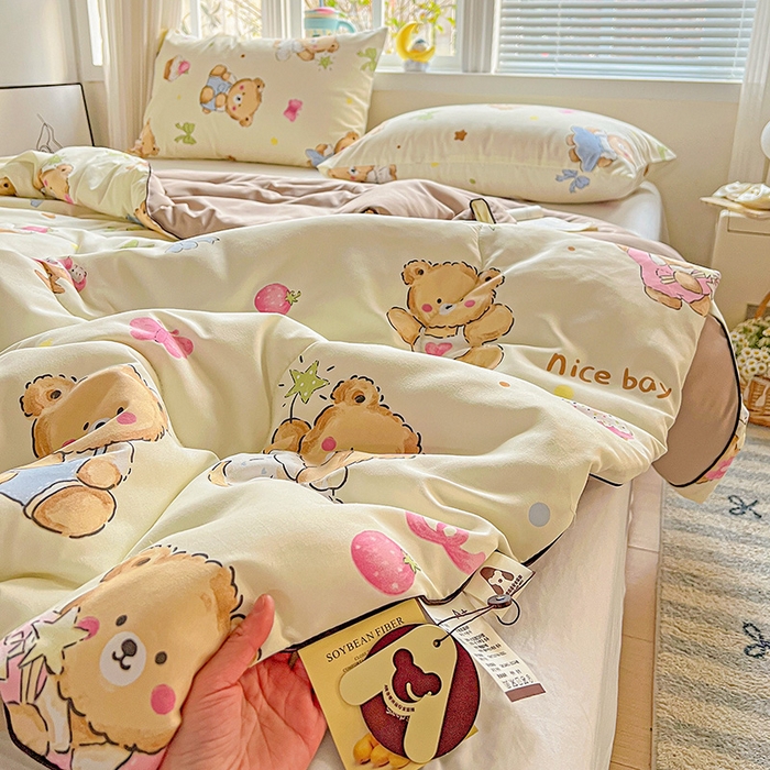 91家纺网 家纺一手货源 找家纺 玉海棠家纺 2025新款水洗皱皱纱印花夏被 被子被芯 草莓粉熊