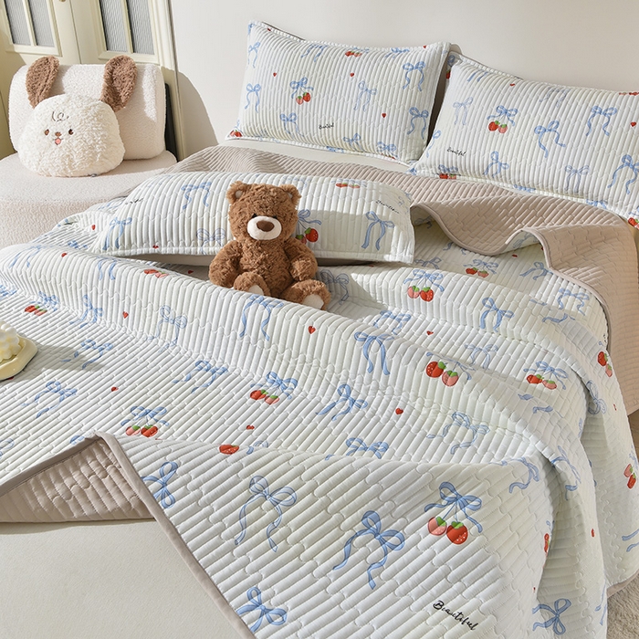 91家纺网 家纺一手货源 找家纺 床笠人家 2025新款亲肤双面磨毛夹棉床盖 草莓乐园