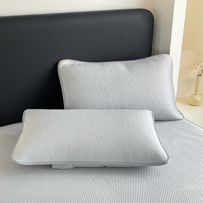 91家纺网 家纺一手货源 找家纺 欧邦 2025新款提花冰豆豆凉席三件套-幸运草 床笠款-幸运草-灰