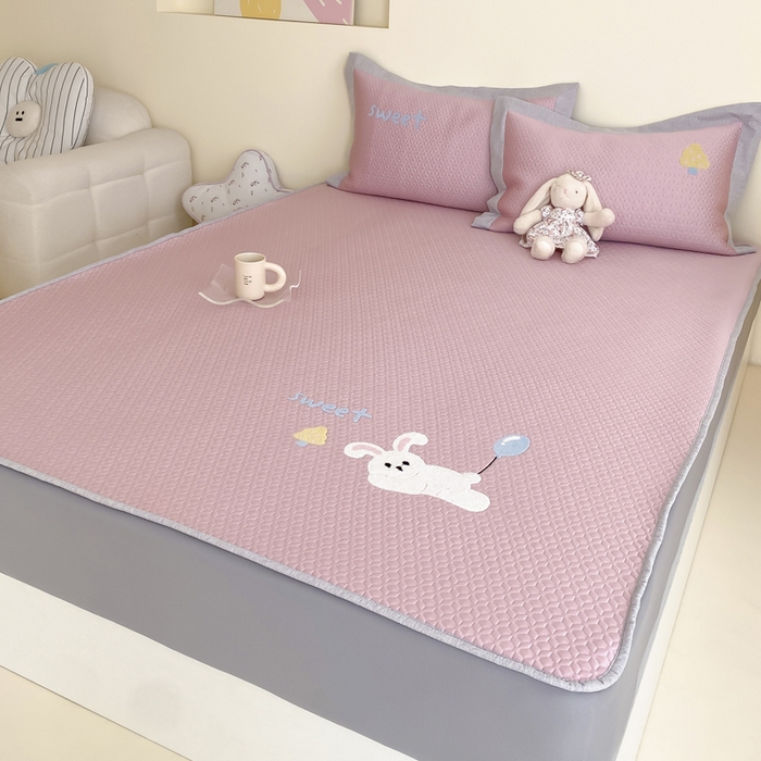 91家纺网 家纺一手货源 找家纺 由有家居 2025新款原创新品A类PE高凉感分子卡通毛巾绣豆豆凉席三件套 气球兔兔