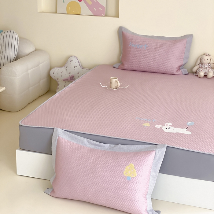 91家纺网 家纺一手货源 找家纺 由有家居 2025新款原创新品A类PE高凉感分子卡通毛巾绣豆豆凉席三件套 气球兔兔