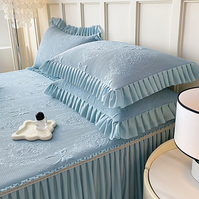 91家纺网 家纺一手货源 找家纺 2025新款复合三明治床裙款凉豆豆凉席三件套系列 约定-优雅蓝