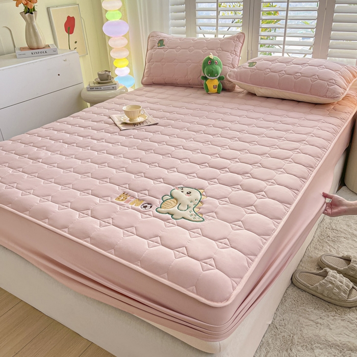 91家纺网 家纺一手货源 找家纺 万盛家纺 2025新款夹棉恐龙刺绣床笠 恐龙-方格 粉