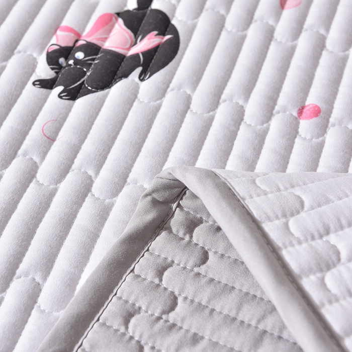 91家纺网 家纺一手货源 找家纺 床笠人家 2025新款亲肤双面磨毛夹棉床盖 粉猫咪