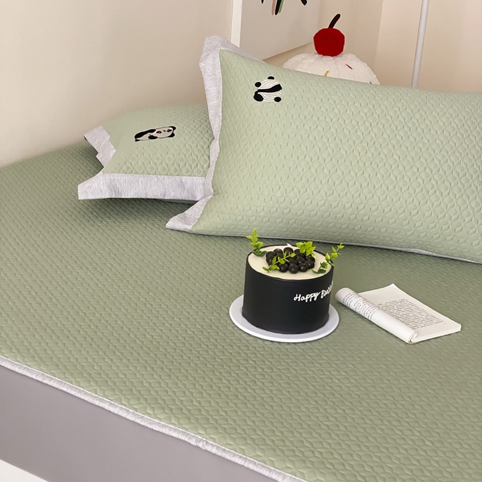 91家纺网 家纺一手货源 找家纺 由有家居 2025新款新品A类PE高凉感分子进口刺绣豆豆凉席三件套 熊猫伙伴