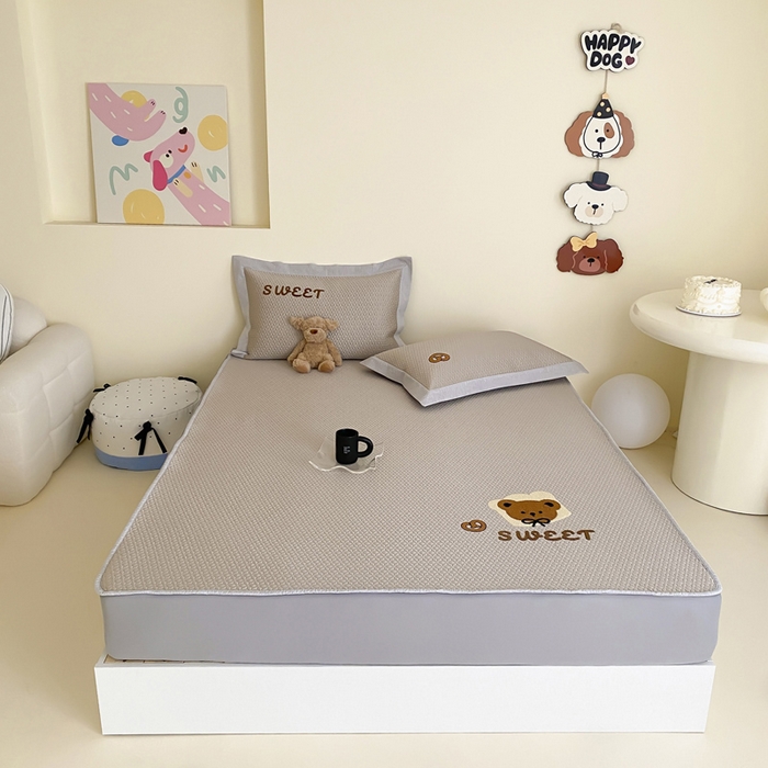 91家纺网 家纺一手货源 找家纺 （总）由有家居 2025新款原创新品A类PE高凉感分子卡通毛巾绣豆豆凉席三件套