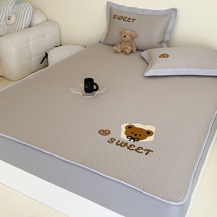 91家纺网 家纺一手货源 找家纺 由有家居 2025新款原创新品A类PE高凉感分子卡通毛巾绣豆豆凉席三件套 蛋糕熊