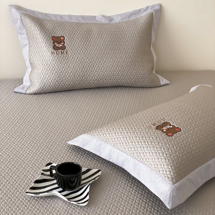 91家纺网 家纺一手货源 找家纺 由有家居 2025新款新品A类PE高凉感分子进口刺绣豆豆凉席三件套 欢乐颂